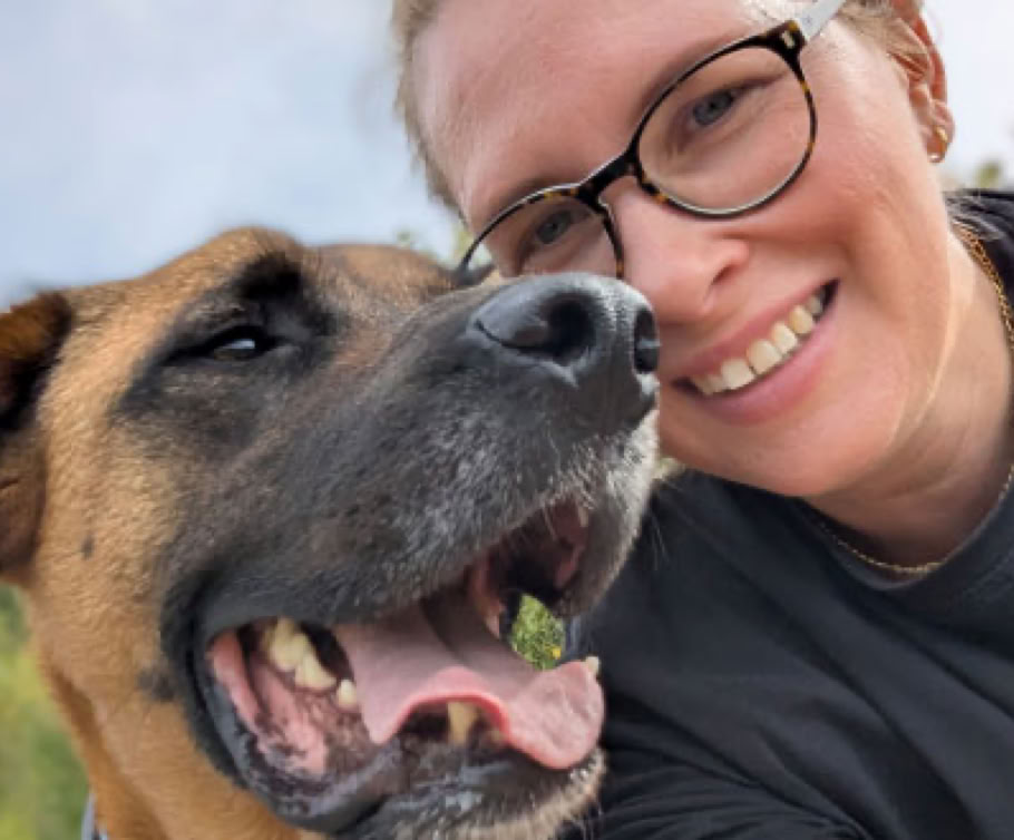 Anne Pawolski mit Hund, paradogma Hundeschule, Gassiservice, Ern&auml;hrungsberatung in der Oberlausitz, Bautzen, Dresden, G&ouml;rlitz